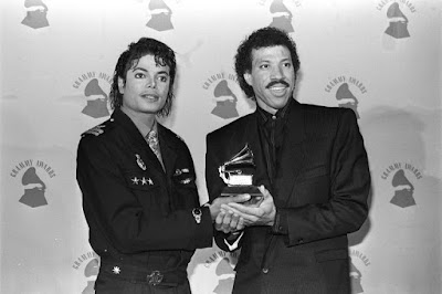 Michael Jackson y Lionel Richie, con el Grammy a la mejor canción