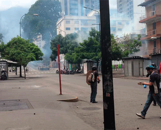 Manifestantes viven otra jornada de represión en Chacaíto y El Paraíso 