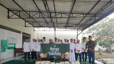 Penyaluran Beras Yayasan PESMADAI Kepada Santri Tahfidz