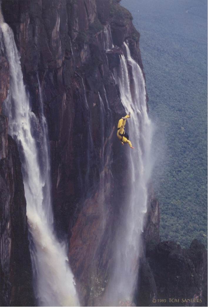 Падение с водопада. Водопад Анхель бейсджампинг. Прыжок ангела водопад. Прыжок с водопада Анхель. Падающий водопад.