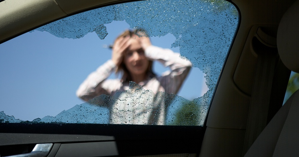 Réparation et remplacement parebrise Comment protéger une vitre cassée jusqu