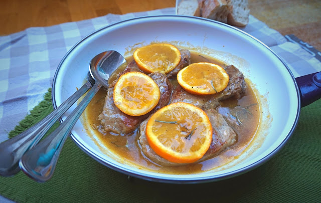 Chuletas de cerdo en salsa de naranja.