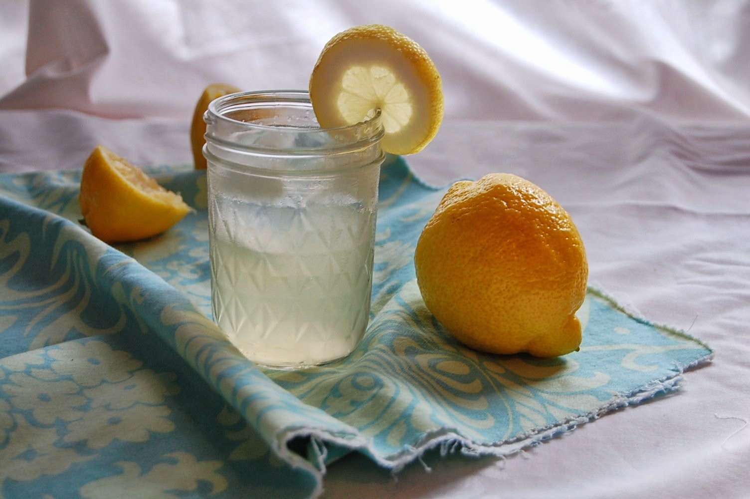 Вода с лимоном кислотой. Сода и лимон. Лимон сок сода. Сода и лимон для похудения. Сода с лимоном и водой.