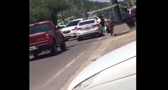 Video: En Hermosillo, Sonora donde Los Salazar del Cártel de Sinaloa disputan la plaza , Sicarios ejecutan a hombre a plena luz del día y huyen en en auto
