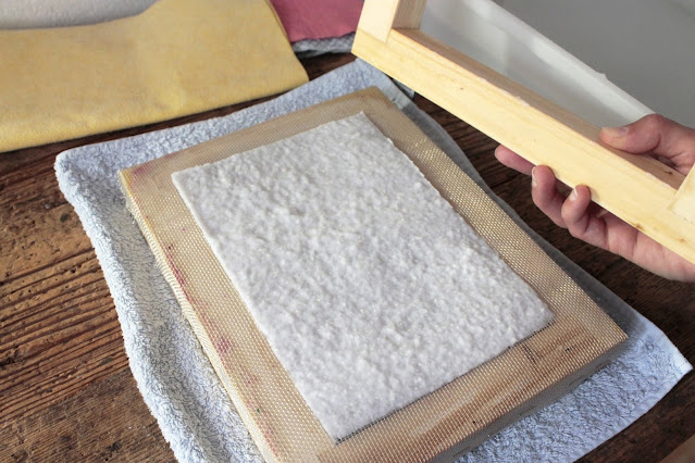 come-fare-fogli-carta-riciclata-rimozione-telaio come-fare-fogli-carta-riciclata-rimozione-telaio