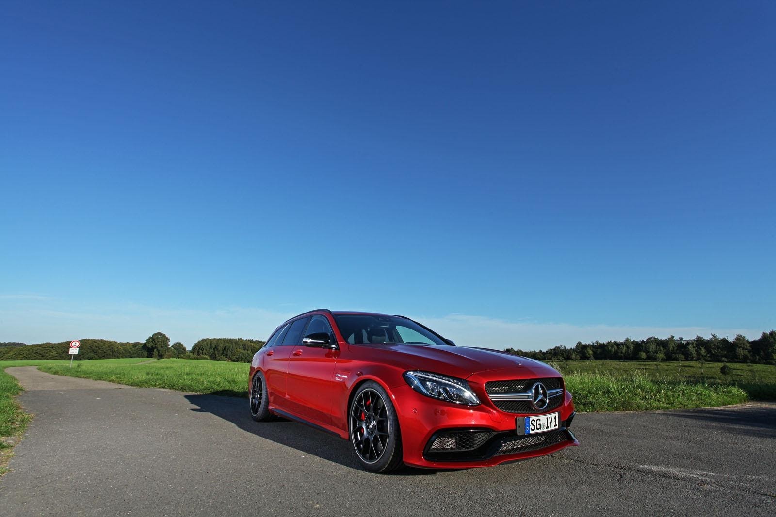 Mercedes Benz c63 AMG красный
