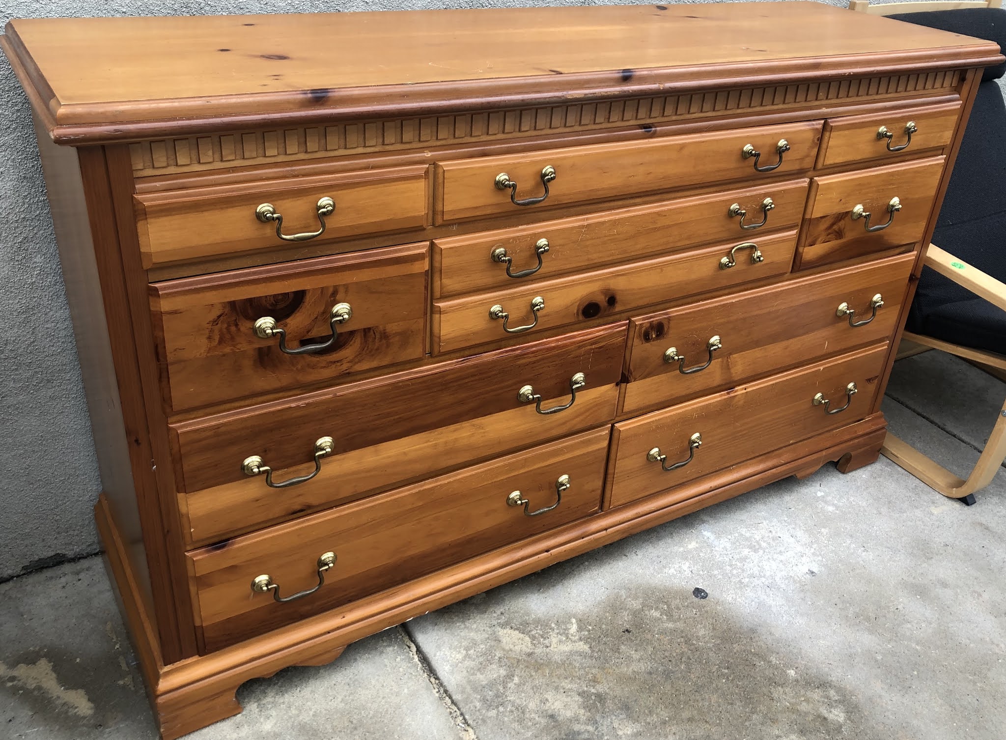 Uhuru Furniture & Collectibles 479642 Pine Dresser with 10Drawers