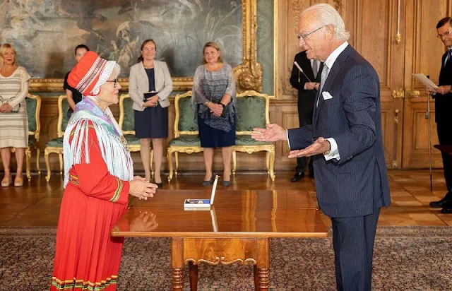 King Carl Gustaf and Queen Silvia presented the Prince Eugene Medals. The Queen wore a blue blazer skirt suit