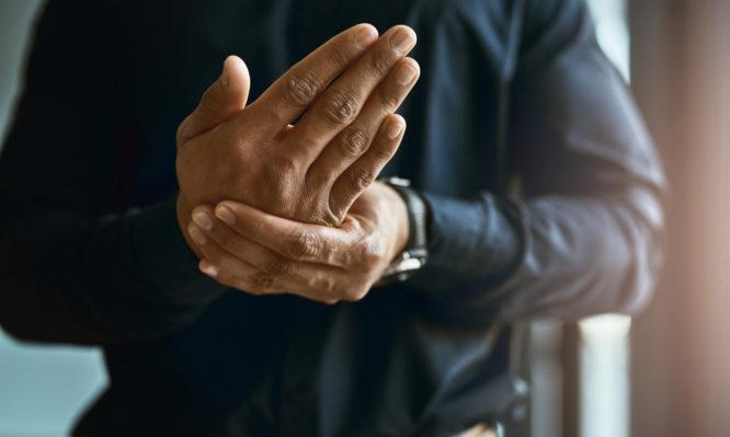 Μούδιασμα χεριών: Τι προμηνύει για την υγεία 