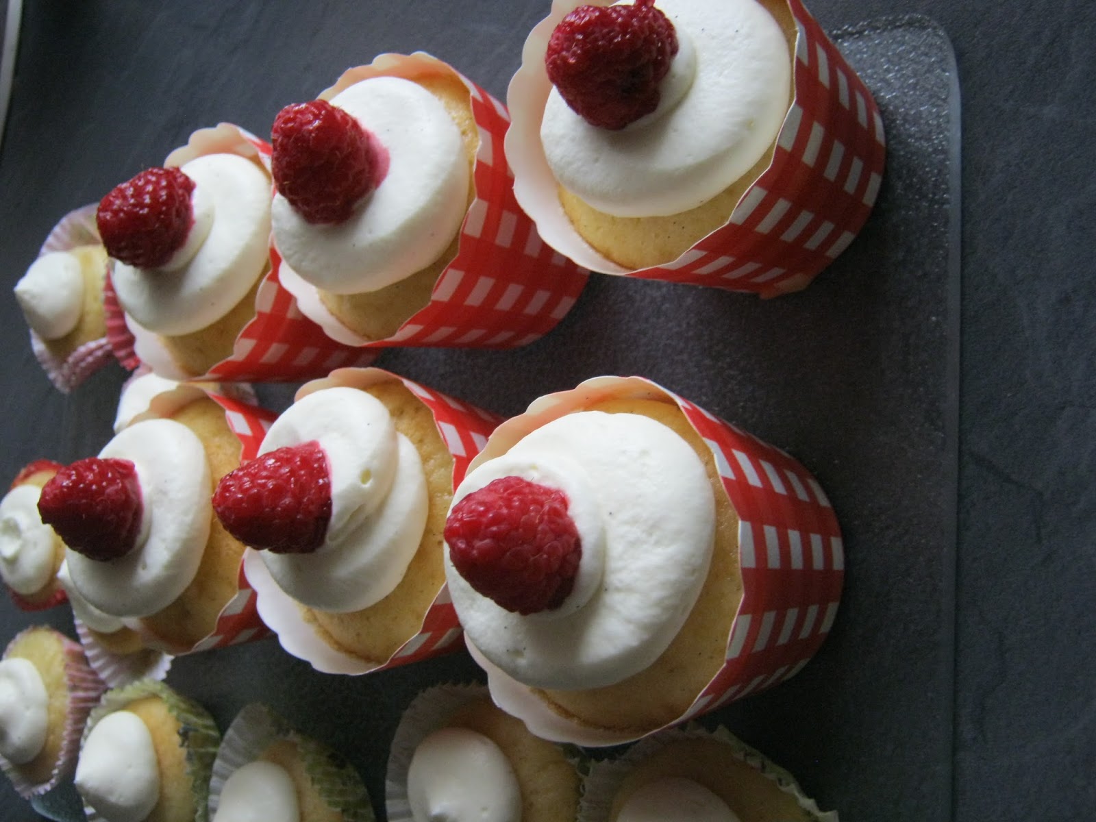 Julia&amp;#39;s Sweet Bakery: Mini Cupcakes mit Himbeer Füllung und weißer Ganaché