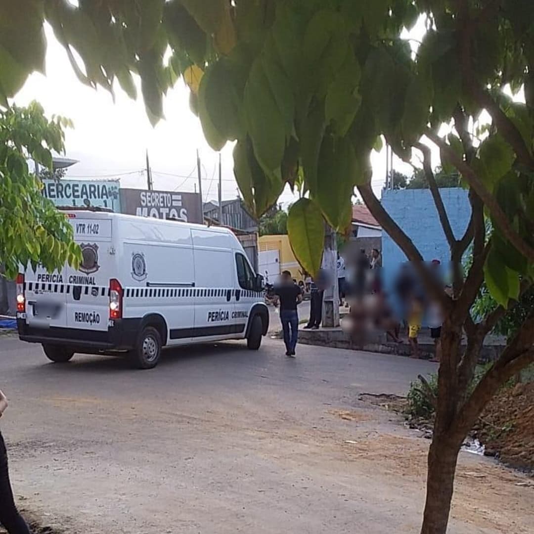 Jovem morre após ser alvejado com vários tiros no bairro Liberdade II.  Um jovem ainda não identificado, morreu após ser alvejado com vários tiros no final da tarde deste sábado (11).  O assassinato ocorreu na rua Rua Rogério Cardoso, segundo informações a vítima estava na porta de uma residência bebendo cerveja, na companhia de amigos quando dois elementos em uma motocicleta chegaram no local, aonde o garupa sacou uma arma de fogo efetuou vários disparos contra a vítima que morreu no local.  O Instituto Médico Legal (IML) fez a remoção do corpo..  A Polícia Civil investiga o caso.