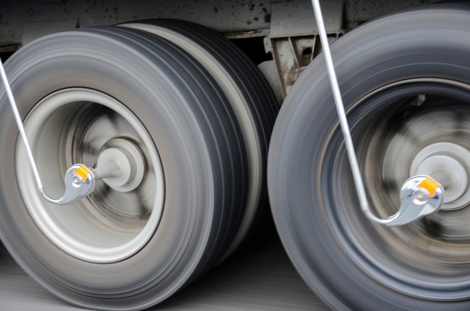 Entidade afirma que pneus importados são mais caros para caminhoneiros
