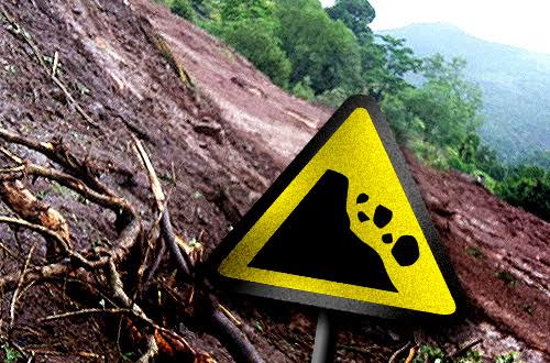 Ada Material Longsor Menutup Jalan, Jalur Padang-Muaro Labuah Putus Ada Material Longsor Menutup Jalan, Jalur Padang-Muaro Labuah Putus
