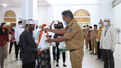 Bersama Baznas, Gubernur Olly Bagikan 1.500 Paket Ramadhan untuk Kaum Dhuafa