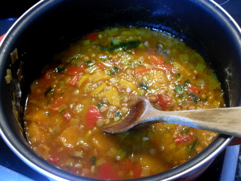 Lentejas guisadas con verduras de aprovechamiento.