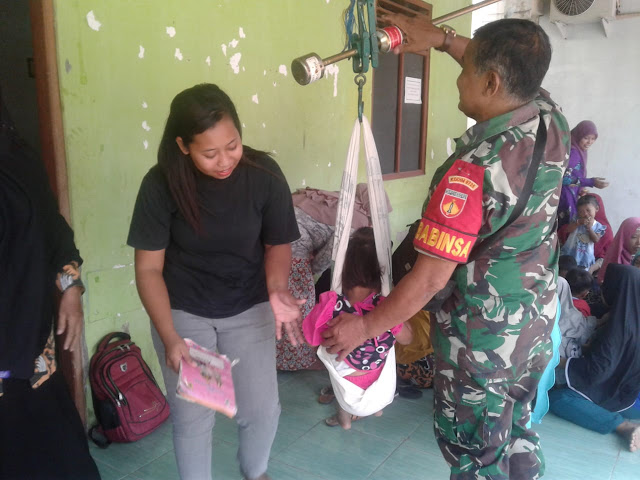 Babinsa Kalikobok Sebagai Motivator KB Bantu Penimbangan Balita