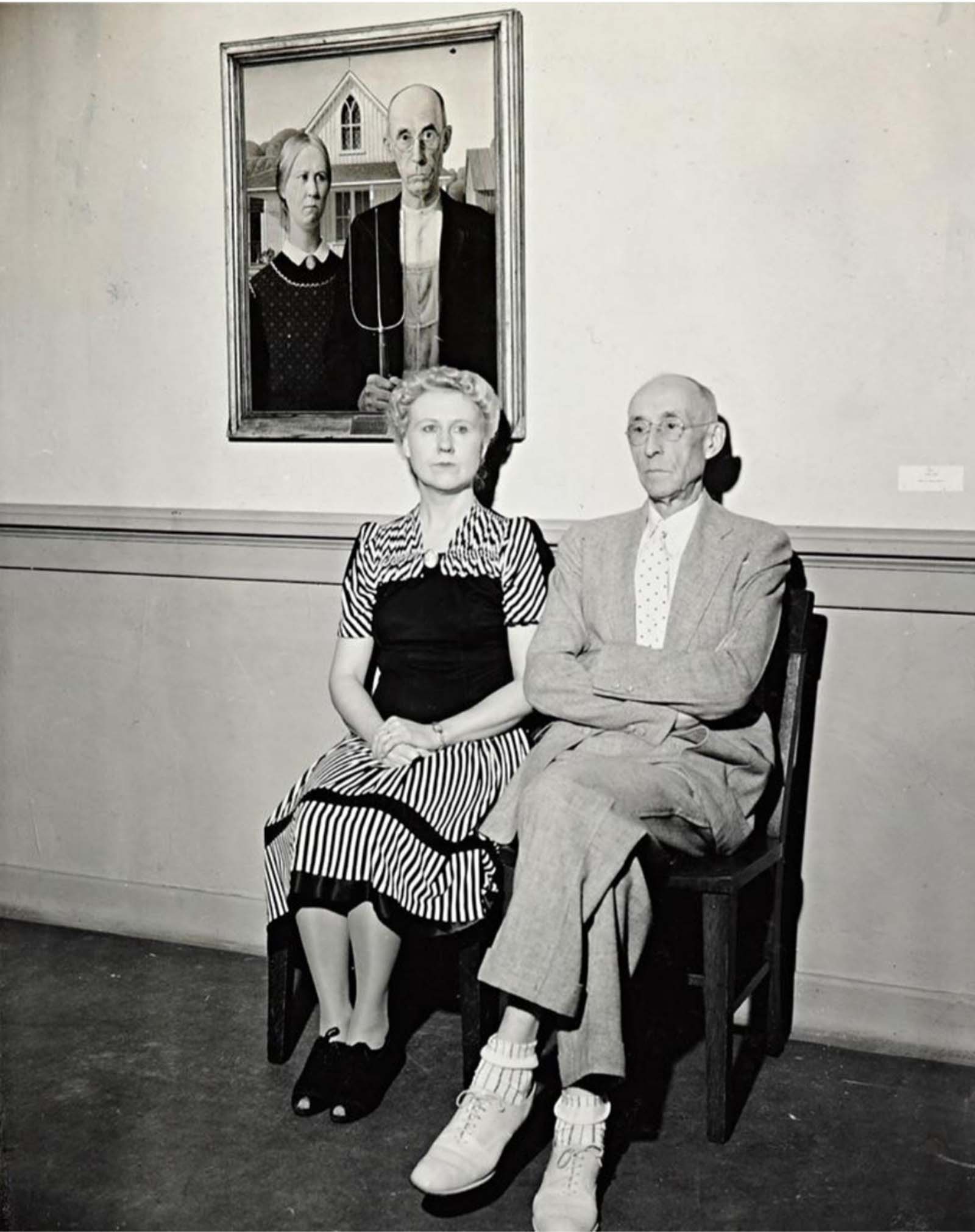 The models for ‘American Gothic’ pose in front of the iconic painting, 1942