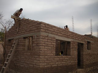 Casa construida con adobe, reforzado con concreto hidraulico