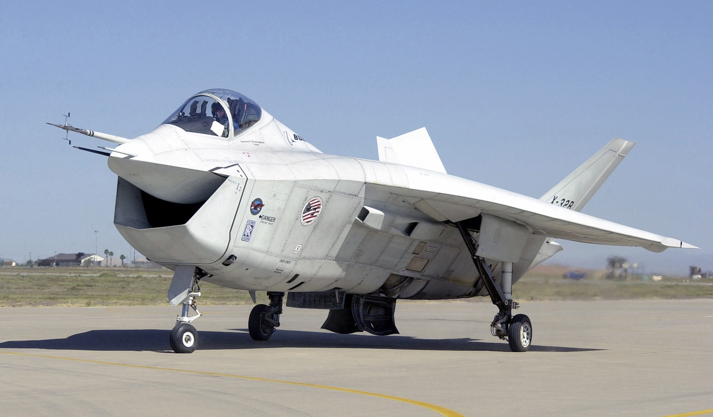the-boeing-joint-strike-fighter-jsf-x-32b-taxies-out-after-a-stop-at-a-hot-dc2174-1600.jpg