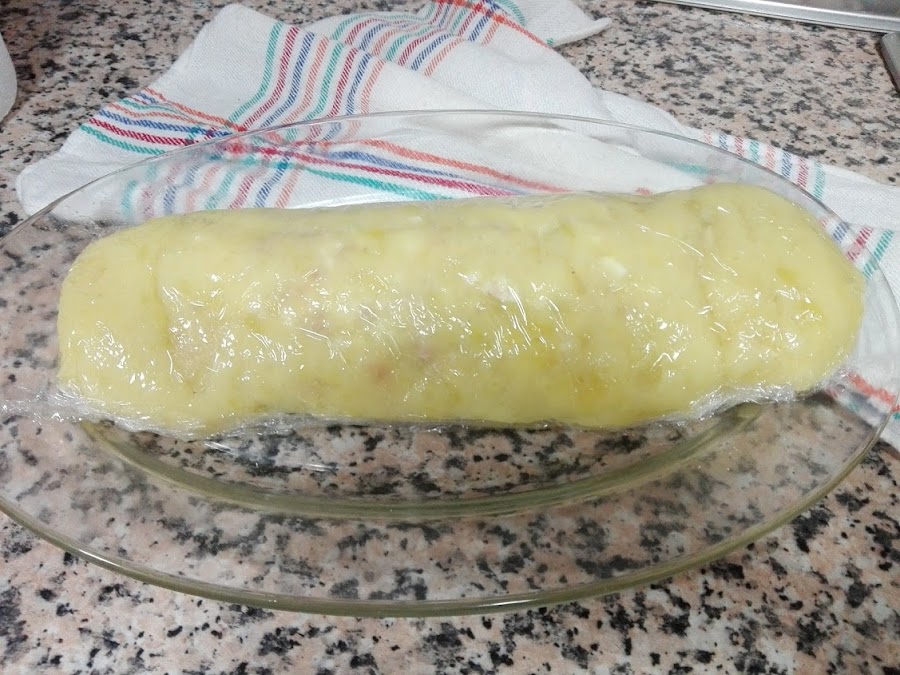 Enrollado el rollo de patata con ayuda de film