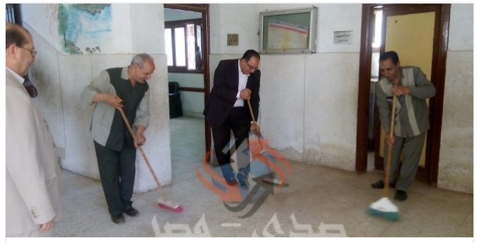بالصور: مدير عام إدارة سنورس التعليمية يمسك بالمقشة و يقوم بالمساعدة فى تنظيف احدى المدارس 520