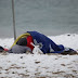 Σοκάρει η φωτογραφία ... Η οδύσσεια ενός άστεγου στην παγωμένη Αθήνα