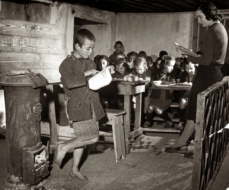 ΜΕ ΤΙΣ «ΛΕΥΚΕΣ ΕΒΔΟΜΑΔΕΣ» ΘΑΡΡΟΥΝ ΠΩΣ ΜΠΟΡΟΥΝ ΝΑ ΚΡΥΨΟΥΝ ΤΑ ΜΑΥΡΑ ΧΑΛΙΑ ΤΟΥ ΣΧΟΛΕΙΟΥ ΚΑΙ ΤΗΣ ΧΩΡΑΣ ;