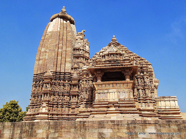 Templos bonitos também do grupo leste, arquitetura Jain, em Khajuraho.