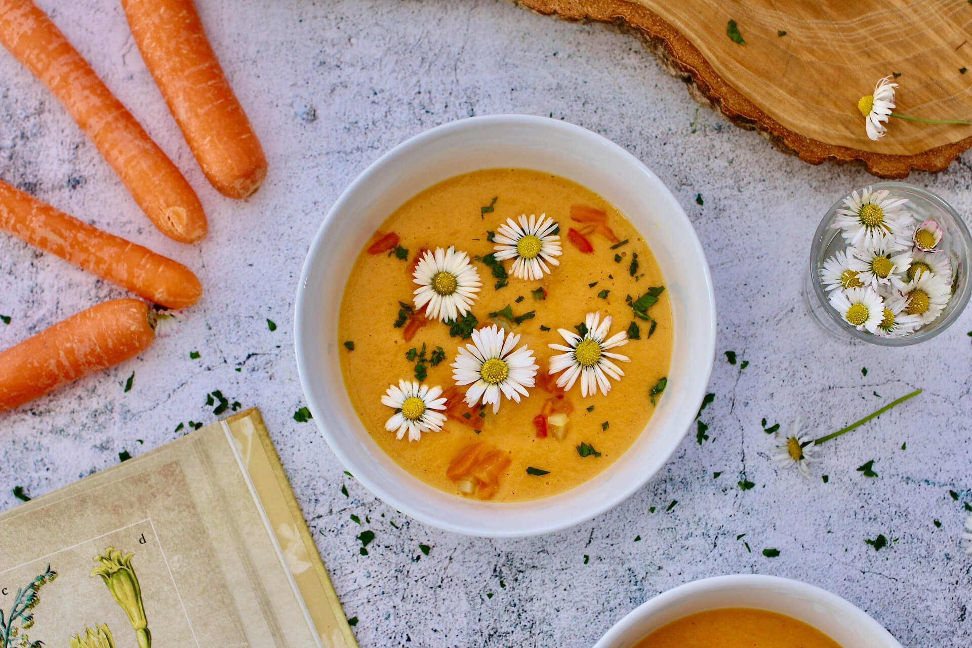 HOME OF HAPPY: WÜRZIGE KAROTTENSUPPE MIT FRÜHLINGSBLÜTEN