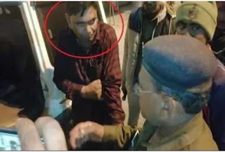 दोस्तों संग बैठकर जाम छलका रहा था बिहार पुलिस का दारोगा, एसपी ने रंगे हाथों धर दबोचा दोस्तों संग बैठकर जाम छलका रहा था बिहार पुलिस का दारोगा, एसपी ने रंगे हाथों धर दबोचा