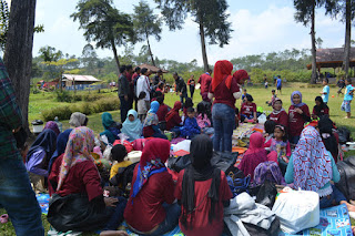 Tirta Camellia bareng warga BSI 1 Baleendah - Bandung Selatan Zone