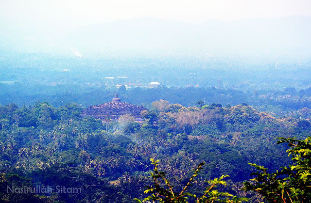 Candi Borobudur Magelang terlihat dari Punthuk Setumbu