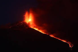 Fuerte erupcion del volcán Etna, en Sicilia, 29 de Abril 2013