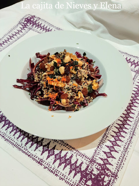 Ensalada de quinoa y lombarda con salsa cremosa de sésamo y naranja