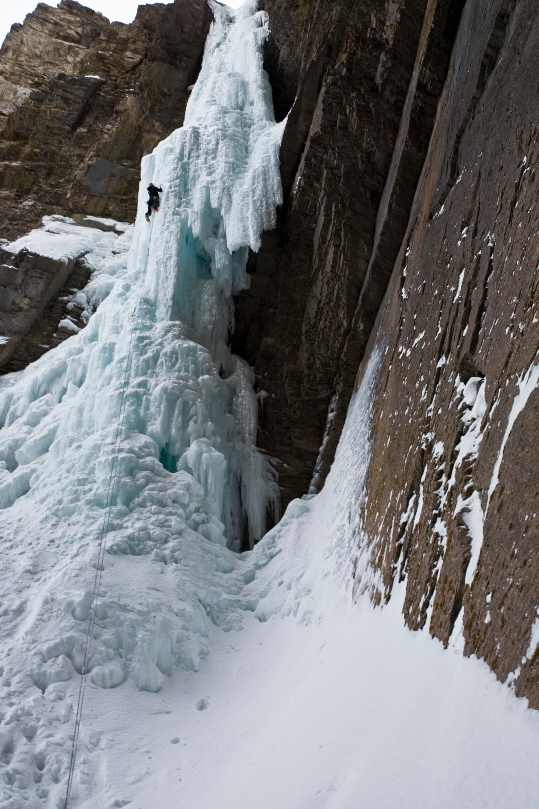 Alpine Lifestyle in the Canadian Rockies Whiteman Falls 95m IV, WI6