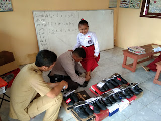 Melalui Dua Orang Bhabinkantibmas, Kapolres Lingga Membagikan Hadiah Sepatu Sekolah Kepada Anak SD 