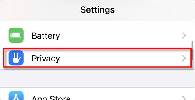 في إعدادات iPhone ، اضغط على "الخصوصية".
