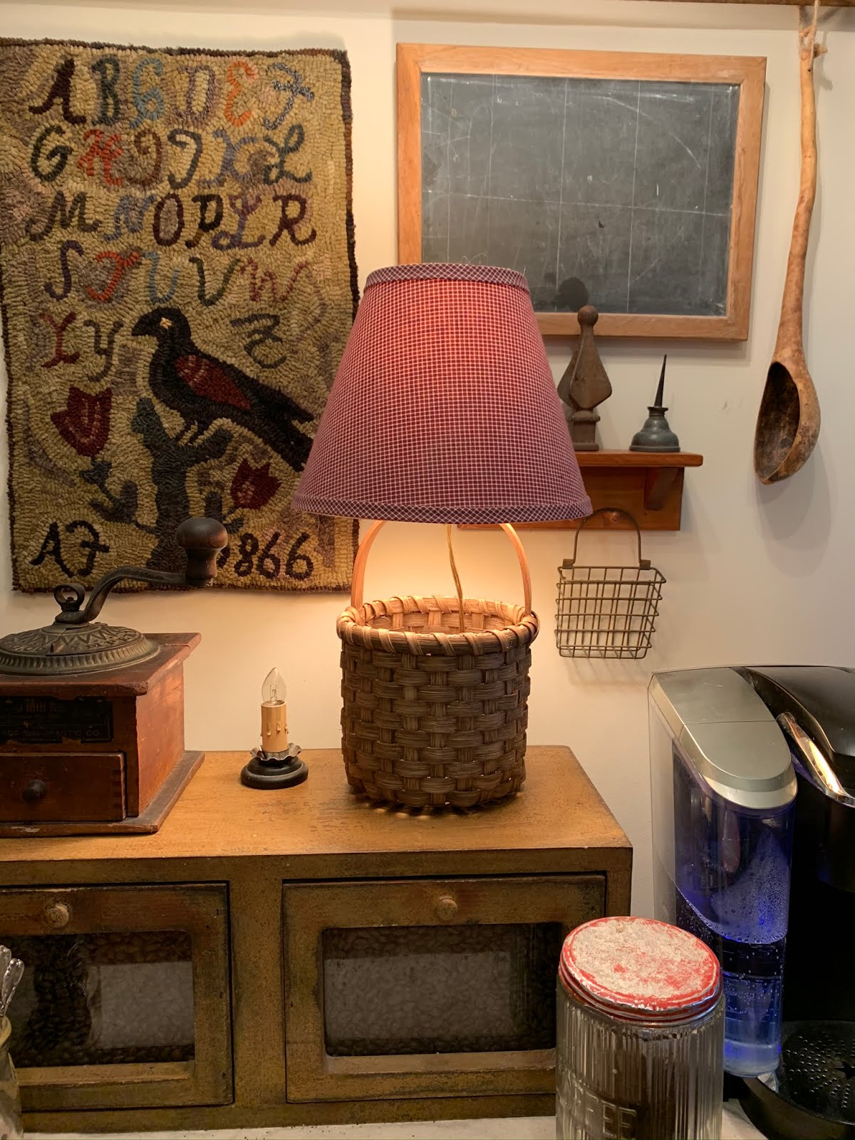 Accent lamp basket with shade