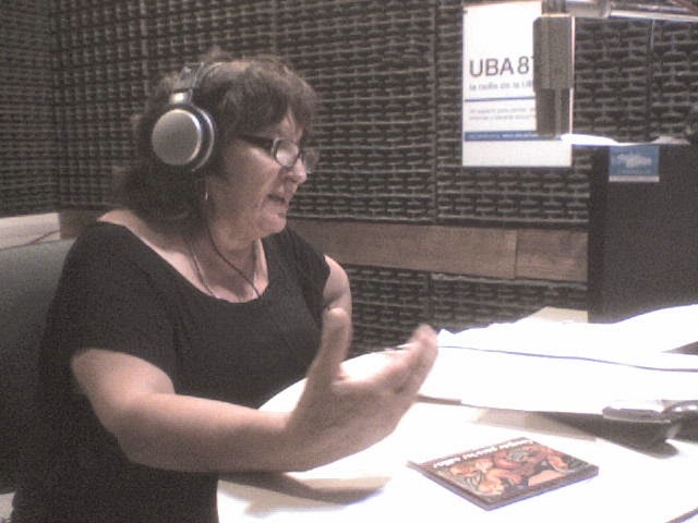 Mabel conduciendo su ciclo en Radio UBA