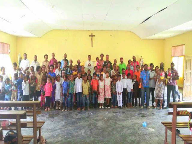 Gereja Santo Petrus Wembi Terima Bantuan Alkitab dari Yonif 121 Gereja Santo Petrus Wembi Terima Bantuan Alkitab dari Yonif 121