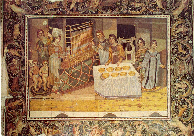 Инструмент можно увидеть на этой «Мозаике музыкантов» IV века нашей эры с византийской виллы в Марьямине, Сирия.