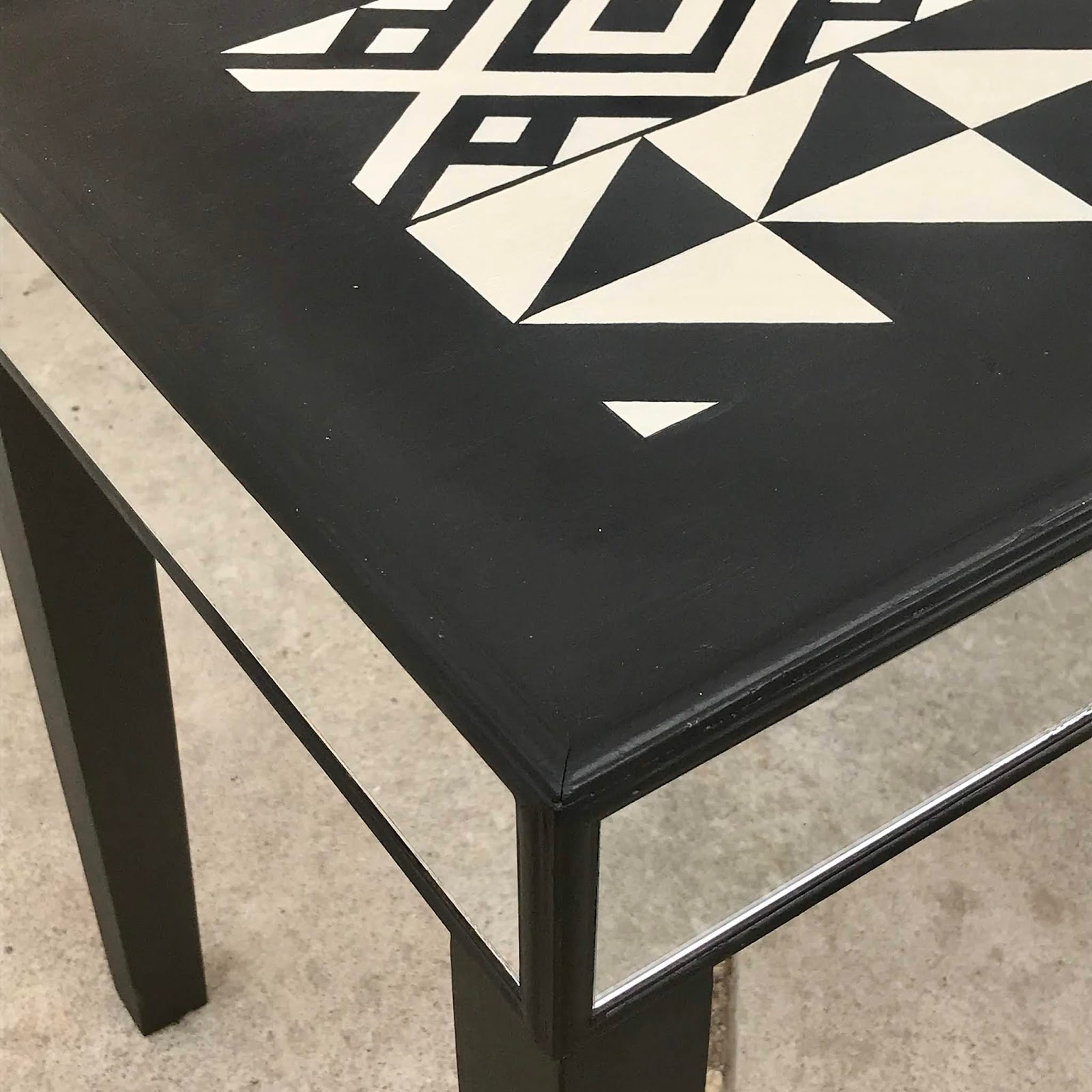 Uhuru Furniture & Collectibles Black & White NZO Accent Table with Mirrored Sides 125 SOLD