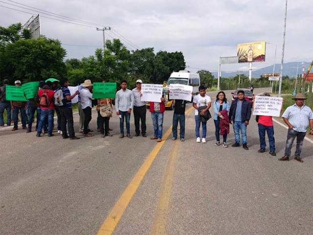   Productores bloquean acceso al aeropuerto en Oaxaca  Productores bloquean acceso al aeropuerto en Oaxaca
