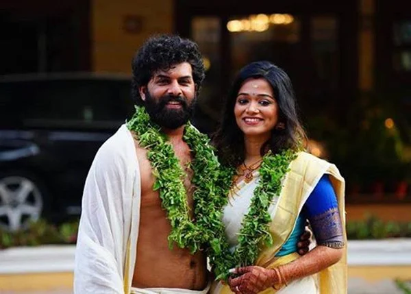 Malayalam actor Sunny Wayne enters marital bliss with Renjini at Guruvayoor temple, Guruvayoor Temple, News, Marriage, Religion, Actor, Cinema, Entertainment, Kerala