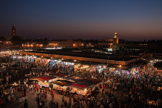  La Plaza Jemaa el Fna  de Noche / Marrakech