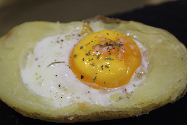 Patatas rellenas de  beicon y huevo