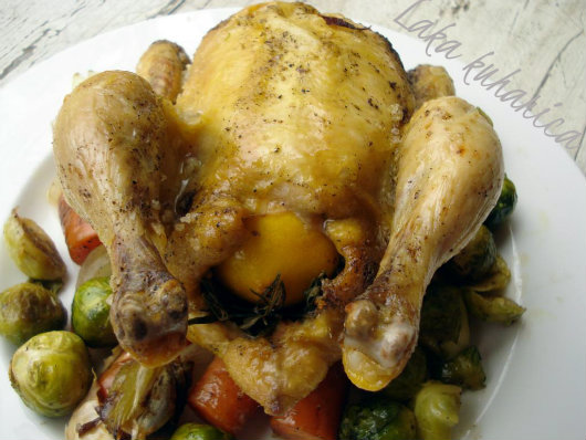 Roasted chicken with vegetables by laka kuharica: succulent, aromatic and delicious.