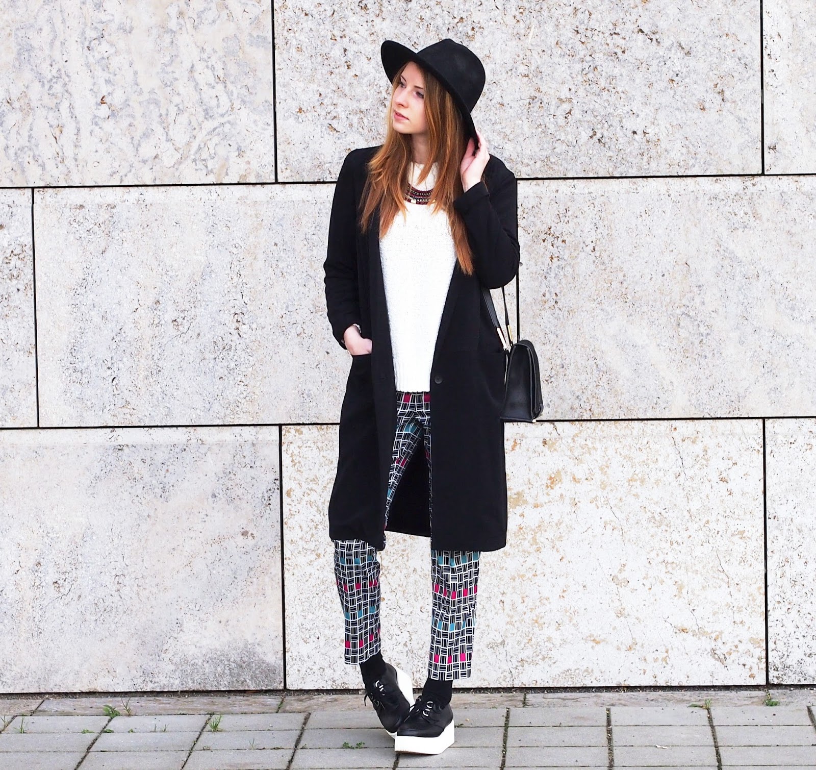 Outfit Weisser Pullover Gemusterte Stoffhose Und Schwarzer Mantel The Fashionable Blog