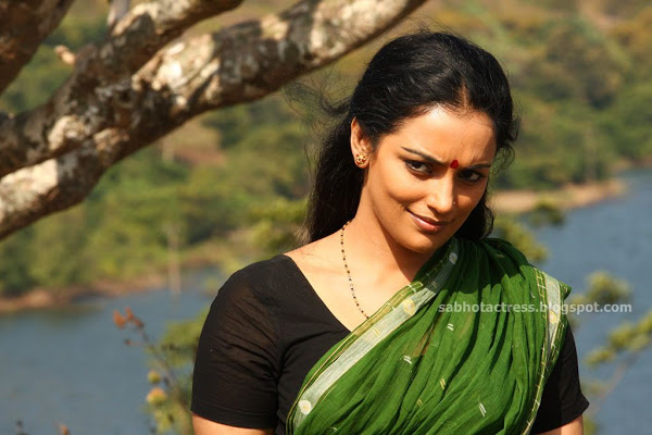 Shweta Menon Hot Navel Show Bare Back Show And Sexy Photo Gallery In Tharam Movie 18iam Hot