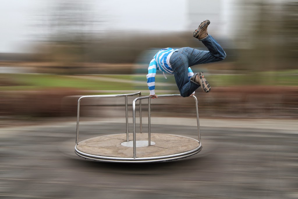 "Swing and roundabouts" nghĩa là gì?